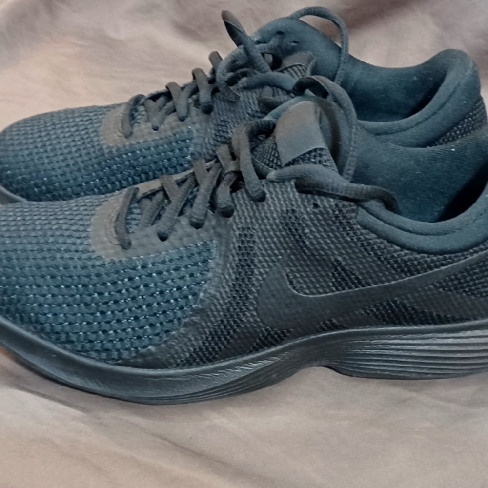 Men's Nike Revolution 4 triple black size 8.5